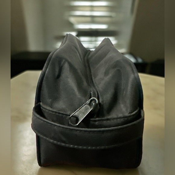 CHANEL TRAVEL TOILETRIES BAG - Picture 4 of 6